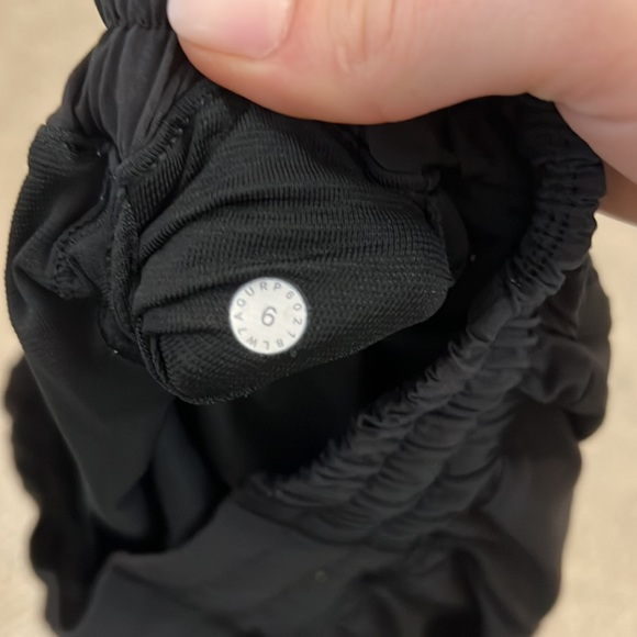 Black Lululemon Hotty Hot Shorts size 6 - Picture 3 of 3